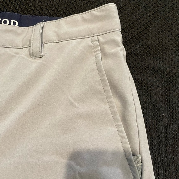 NWOT Izod Golf flat-front, gray shorts. Size 30 waist. - Picture 2 of 6